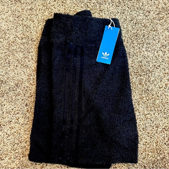 New ADIDAS Terry Cloth Shorts - Picture 4 of 8